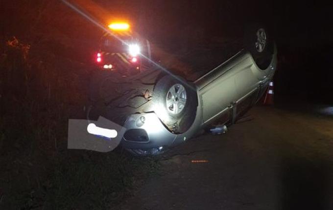 Capotamento de veículo deixa três pessoas feridas