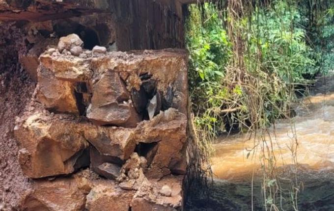 Ponte é destruída com as fortes chuvas em São José do Cedro