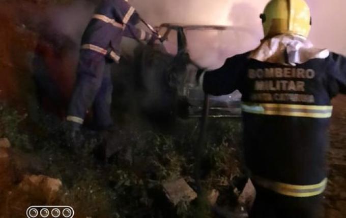 Carro é destruído por incêndio na cidade em Mondaí