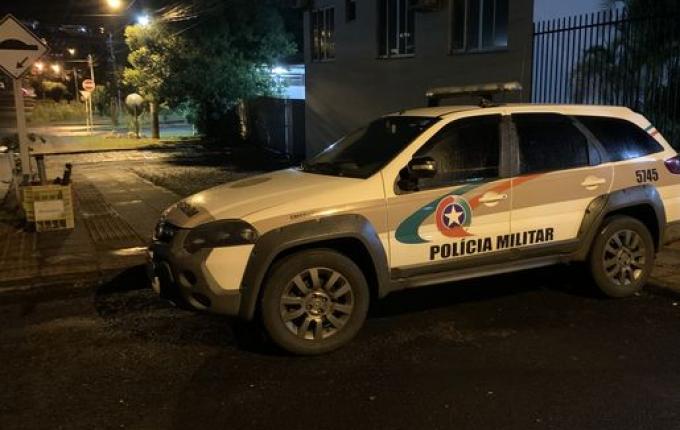 Motorista embriagado bate em carro estacionado, foge e acaba preso em SMOeste