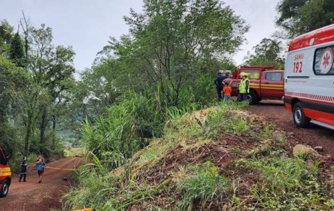 Carro cai em ribanceira e policial militar resgata criança, no interior de Itapiranga
