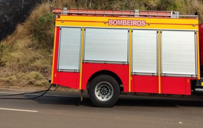 Incêndio em vegetação atinge caixa d'água e fios energizados em Campo Erê