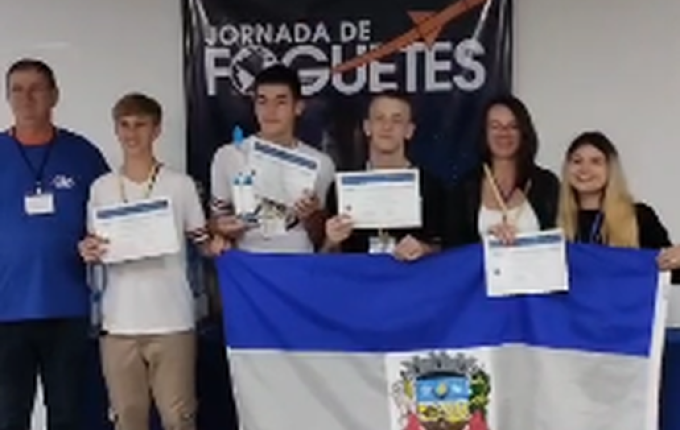 Estudantes conquistam ouro em disputa nacional de foguetes