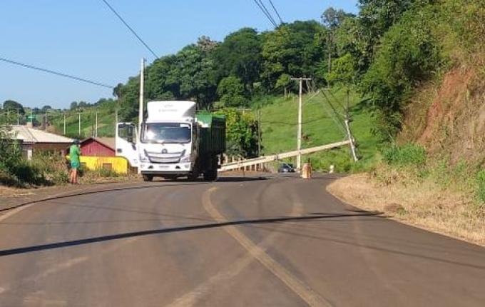 Condutor sofre mal súbito e colide em poste de energia no centro de Tunápolis