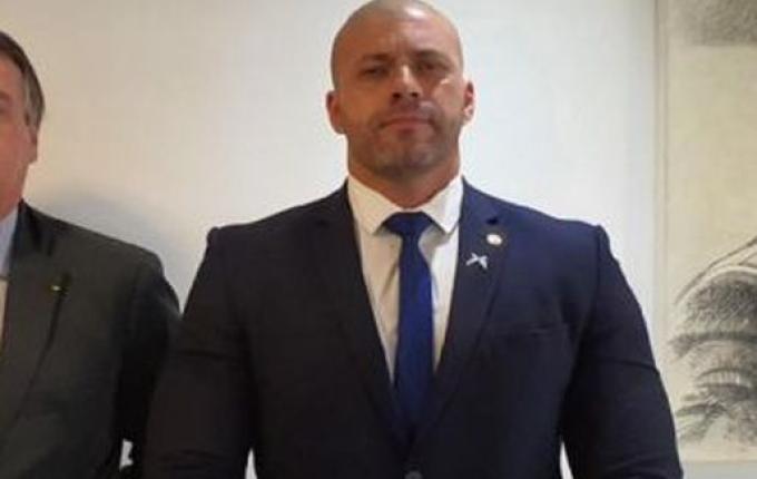 Bolsonaro edita decreto que perdoa penas por crimes de Daniel Silveira