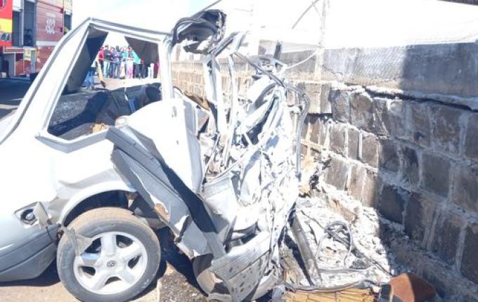 Condutor morre ao bater veículo contra muro em Pinhalzinho