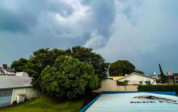 Alagamentos pontuais, raios, granizo e vento forte em Santa Catarina