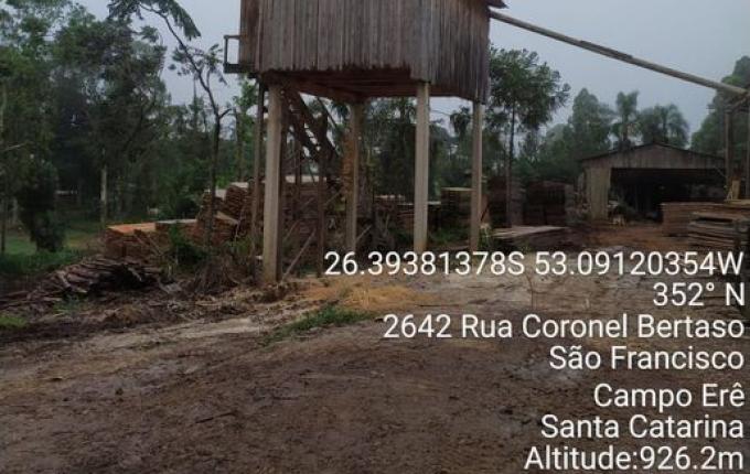 Deposito de maravalha pega fogo em Campo Erê