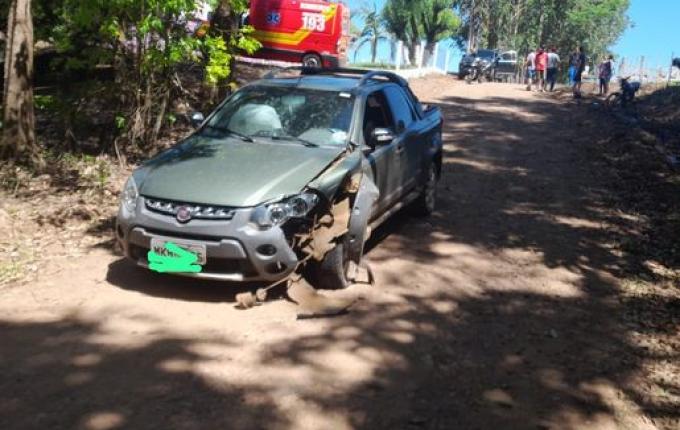 Acidente entre carro e moto deixa homem ferido em Anchieta