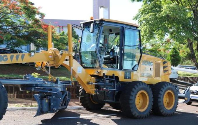 OUÇA: Iporã do Oeste recebe nova patrola avaliada em R$ 1 milhão