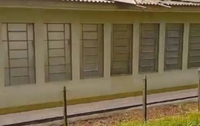 Vento causa danos em telhado de igreja no interior de Itapiranga