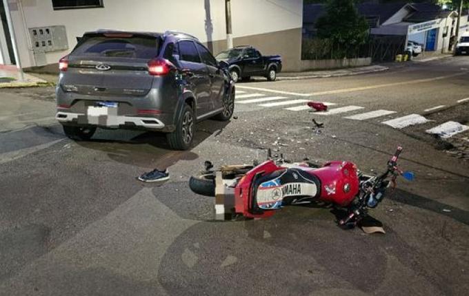 Colisão entre carro e moto deixa jovem ferido em Itapiranga
