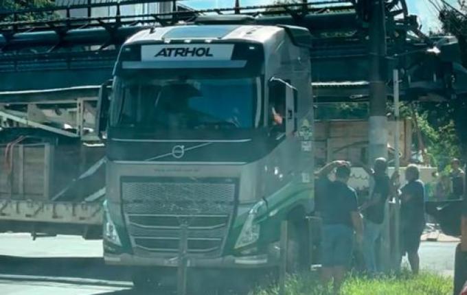 Carreta com colheitadeira bloqueia cruzamento no centro de SMO