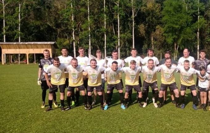 Dourado vence a primeira por 8 x 1 no Municipal de Itapiranga