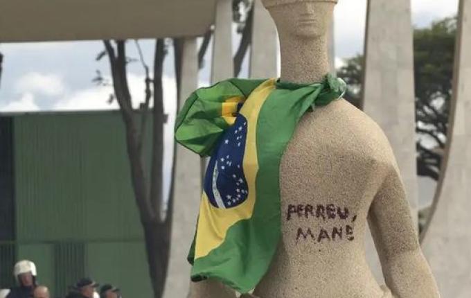 Moraes concede prisão domiciliar a mulher que pichou estátua no STF