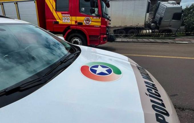 Caminhão desgovernado atinge veículo e só para após colidir em residência em SMO