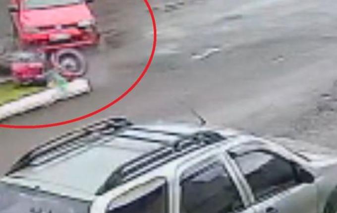 Câmera registra acidente entre carro e moto em Romelândia