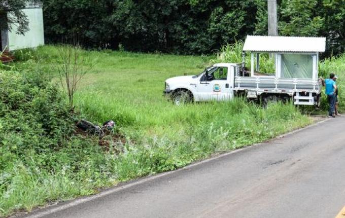 VÍDEO: Acidente envolvendo veículo da prefeitura deixa jovem ferido
