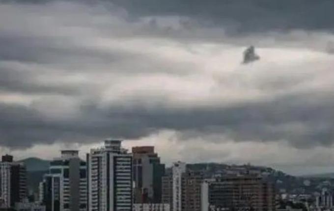 Defesa Civil amplia alerta vermelho para chuva intensa em 3 regiões de SC após estragos