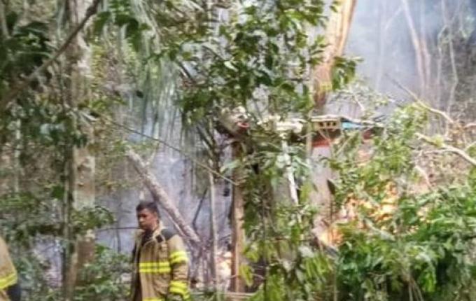 Avião com 12 pessoas cai logo após decolagem e todos morrem no AC