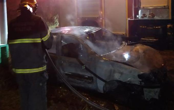 Carro abandonado é consumido pelas chamas na cidade em Iporã do Oeste