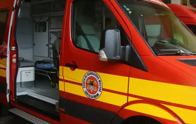 Veículo sai da pista e se choca contra poste de energia em Mondaí