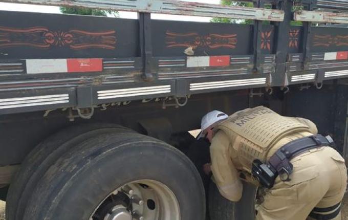 Polícia realiza fiscalização nos freios dos caminhões na SC-161