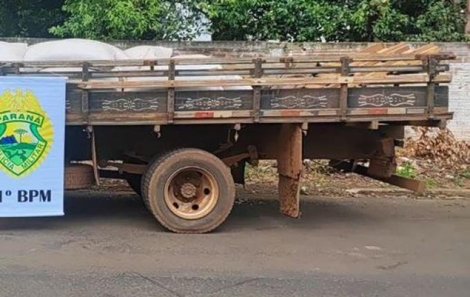 Caminhão com 2,9 toneladas de milho é apreendido