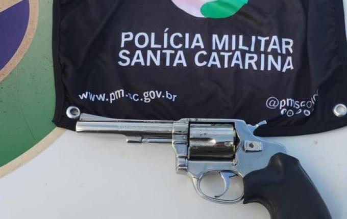 Homem dispara contra carro após confraternização e foge para mata em Bom Jesus do Oeste