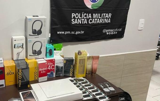 Carro e mercadoria irregular avaliados em R$100 mil são apreendidos em Campo Erê