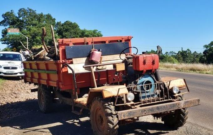 Homem fica ferido ao colidir moto contra carreta agrícola na SC 386