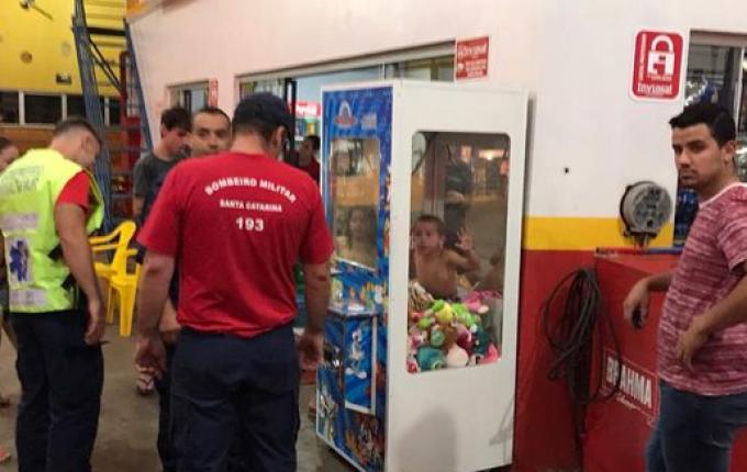 Criança fica presa em máquina eletrônica que pega bichinhos de pelúcia