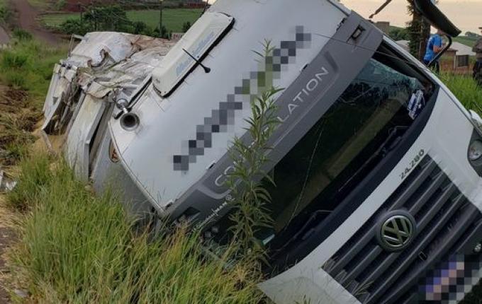 Caminhão sai da pista e tomba às margens da SC 163, em Iporã do Oeste
