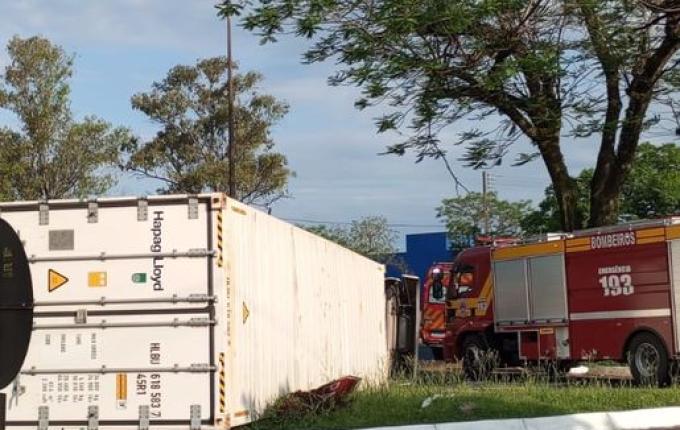 Carreta carregada com carne suína capota no trevo central de Pinhalzinho