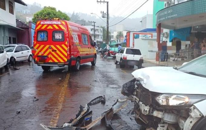 Mulher sofre ferimentos em colisão de veículos em Itapiranga