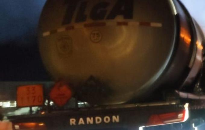 Colisão entre carretas deixa motorista ferido e causa incêndio na BR-163