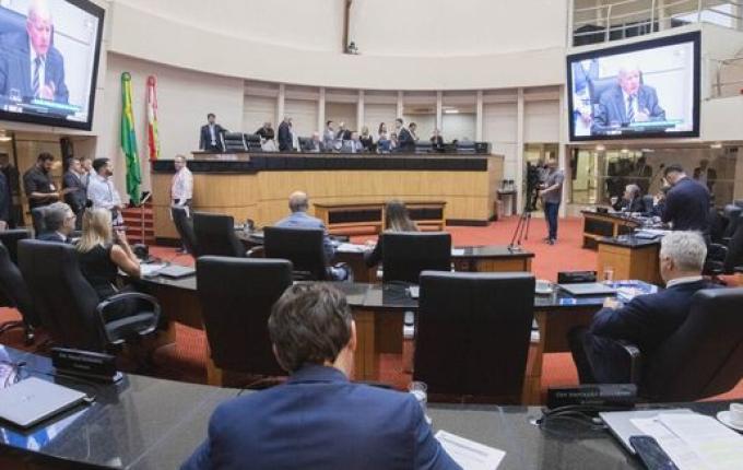 Governo Lula reage a fim de cotas raciais em universidades de SC