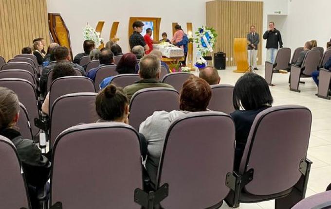 Velório de Flori De Lara é realizado no Memorial Parque Jardim dos Ipês
