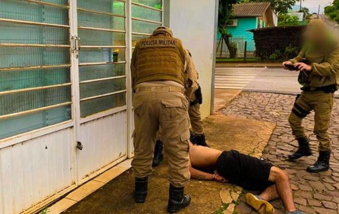 VÍDEOS: Homem invade residência, agride mulher, resiste e é preso pela PM