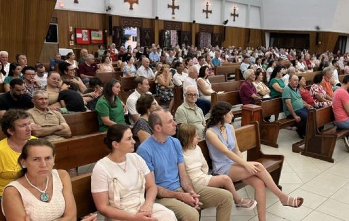 Celebração de Ano Novo na Igreja São Miguel Arcanjo reúne mais de mil fiéis
