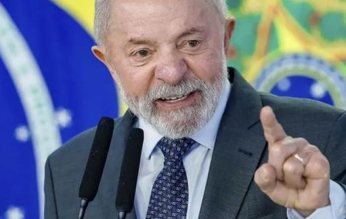 Trump pede para deixarem Bolsonaro em paz; Lula diz não aceitar interferência