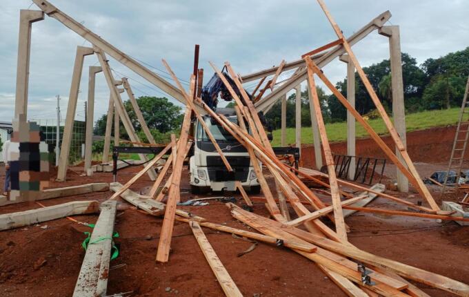 Trabalhadores ficam feridos em queda de estrutura de galpão no interior de Itapiranga