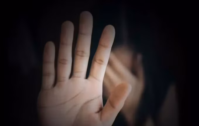 Homem é condenado a indenizar menina de 11 anos beijada à força em SC