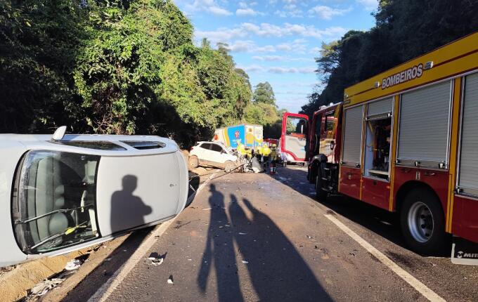 Homem morre preso em grave acidente com cinco veículos na BR-282