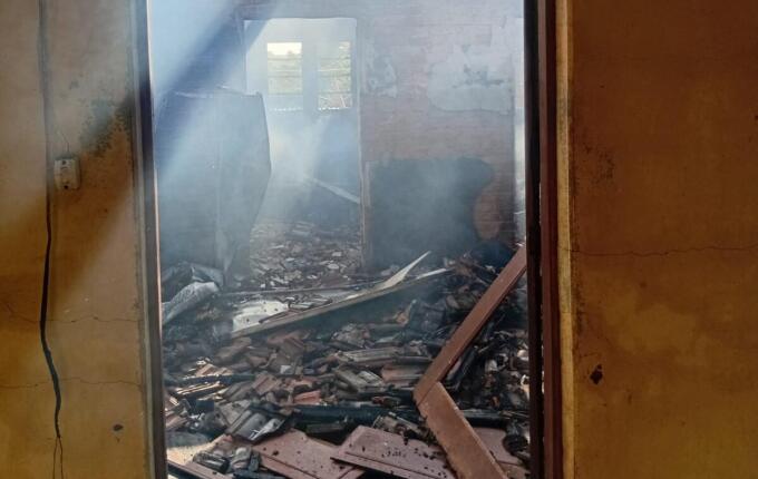 Residência é destruída por incêndio em Iporã do Oeste