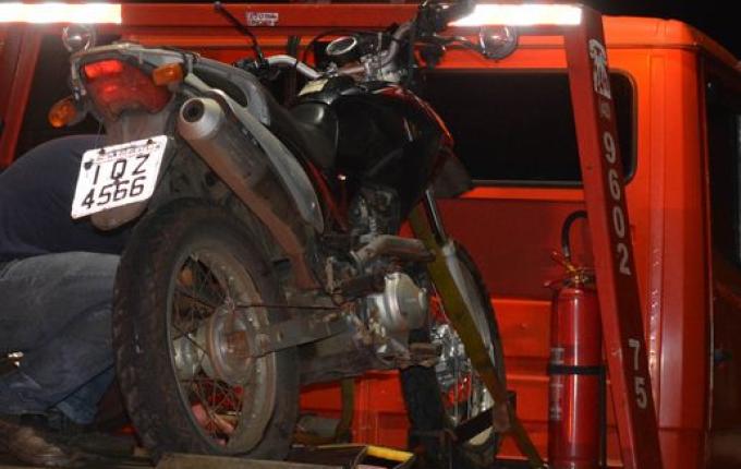 Motociclista sofre ferimentos após colidir contra canteiro em SMOeste