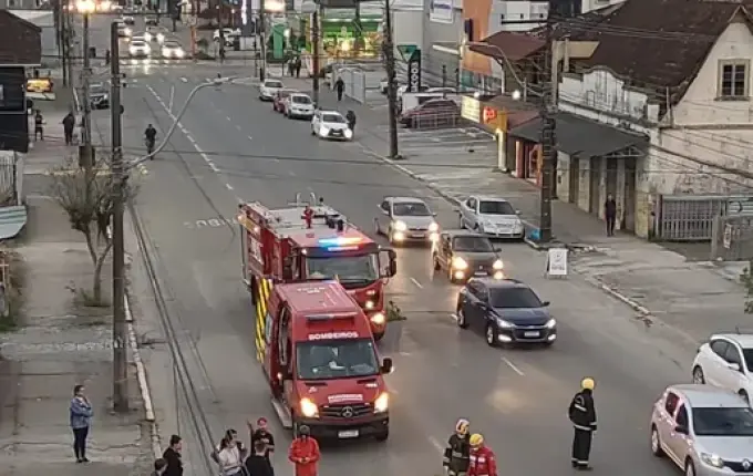 Homem é preso suspeito de jogar namorada para fora de carro em movimento em SC