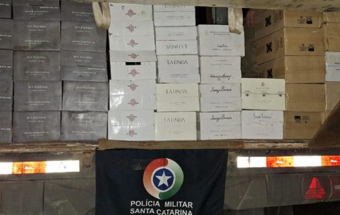 Polícia apreende carga de azeite e vinhos contrabandeados em Dionísio Cerqueira