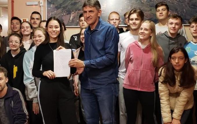 Alunos entregam cartas pedindo maior combate às drogas em Iporã do Oeste