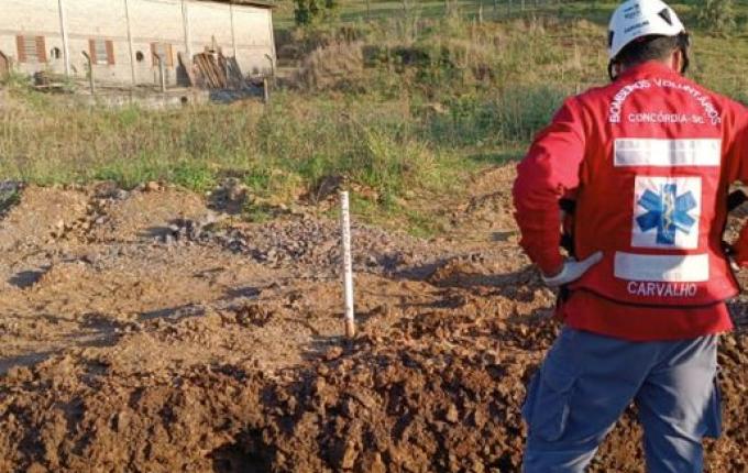 Homem fica parcialmente soterrado após ser atingido por pedra em obra no Oeste de SC